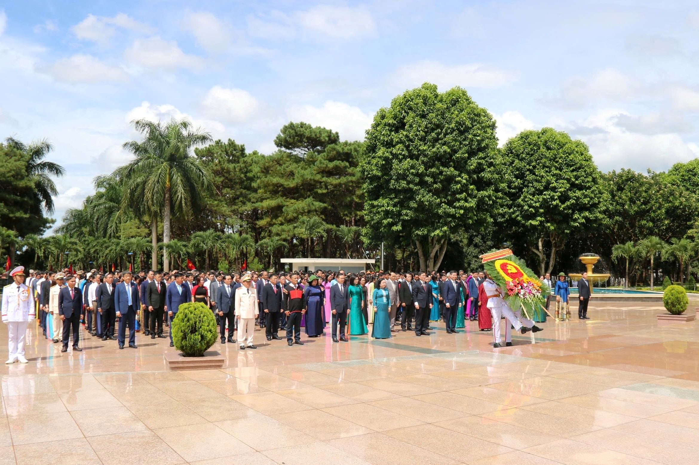 Lãnh đạo tỉnh Đắk Lắk dâng hương, viếng Nghĩa trang liệt sĩ tỉnh