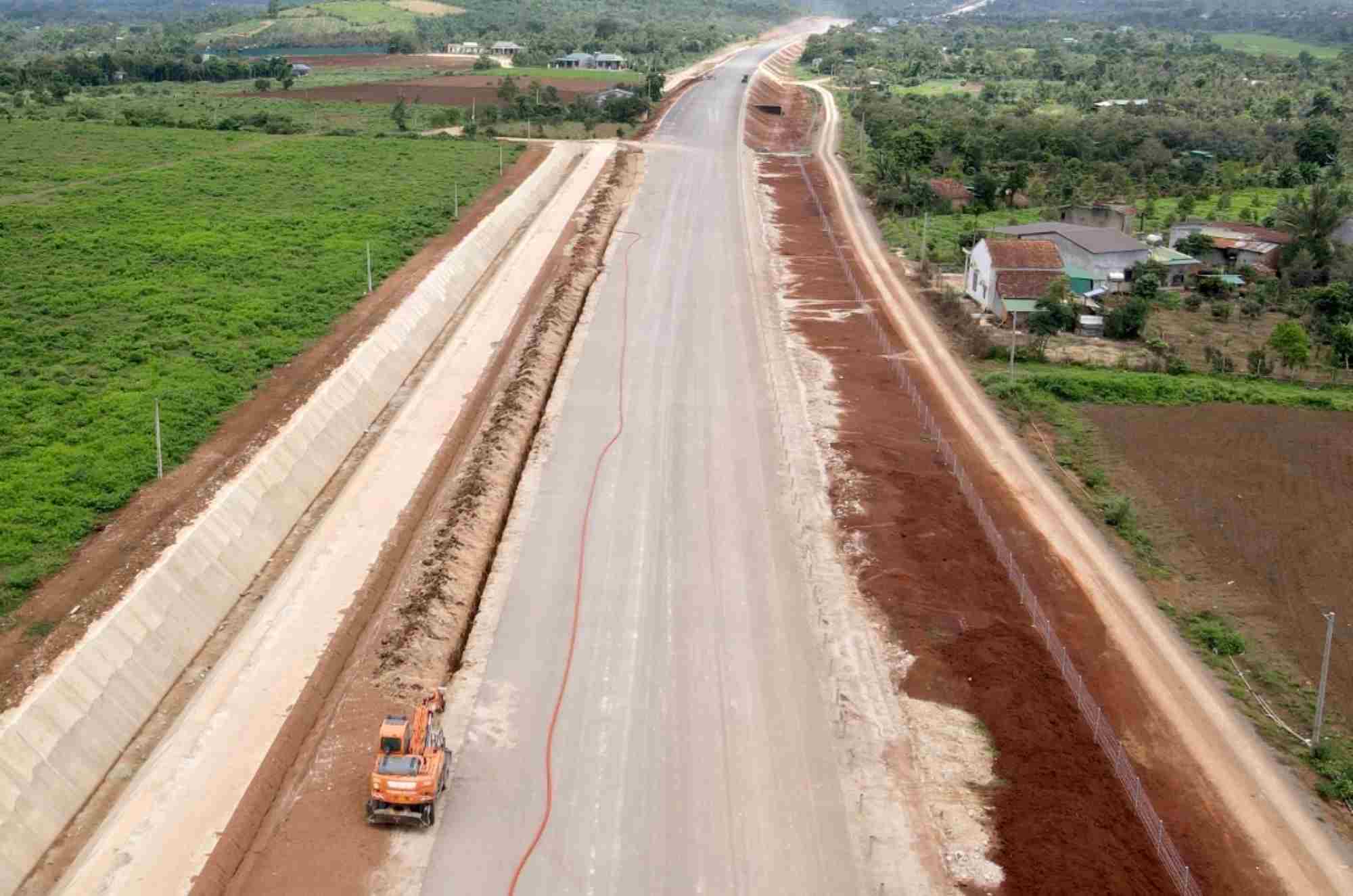 Đẩy nhanh tiến độ giải phóng mặt bằng và thi công Dự án thành phần 3 thuộc Dự án đầu tư xây dựng đường bộ cao tốc Khánh Hòa – Buôn Ma Thuột giai đoạn 1.