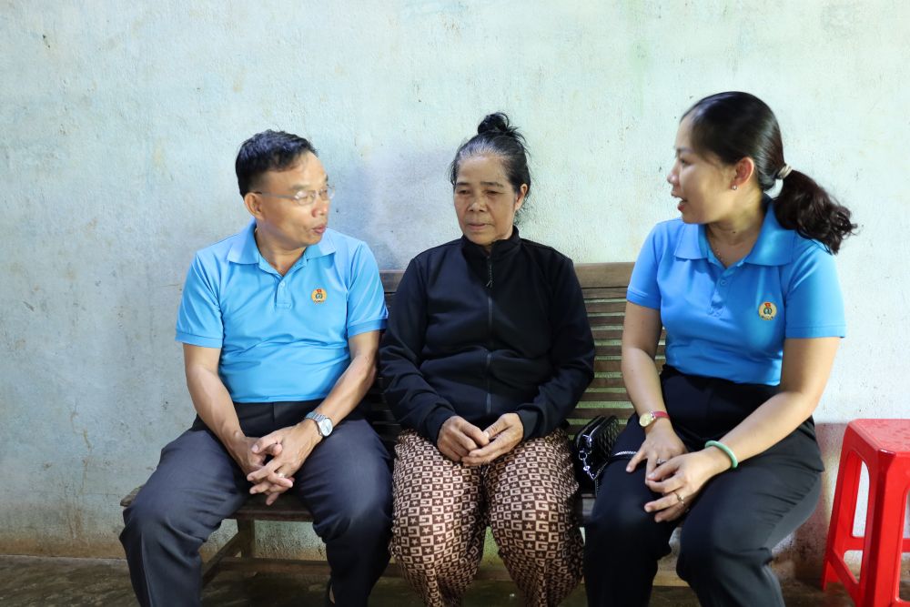 Liên đoàn Lao động tỉnh thăm hỏi, hỗ trợ gia đình đoàn viên công đoàn bị tử vong