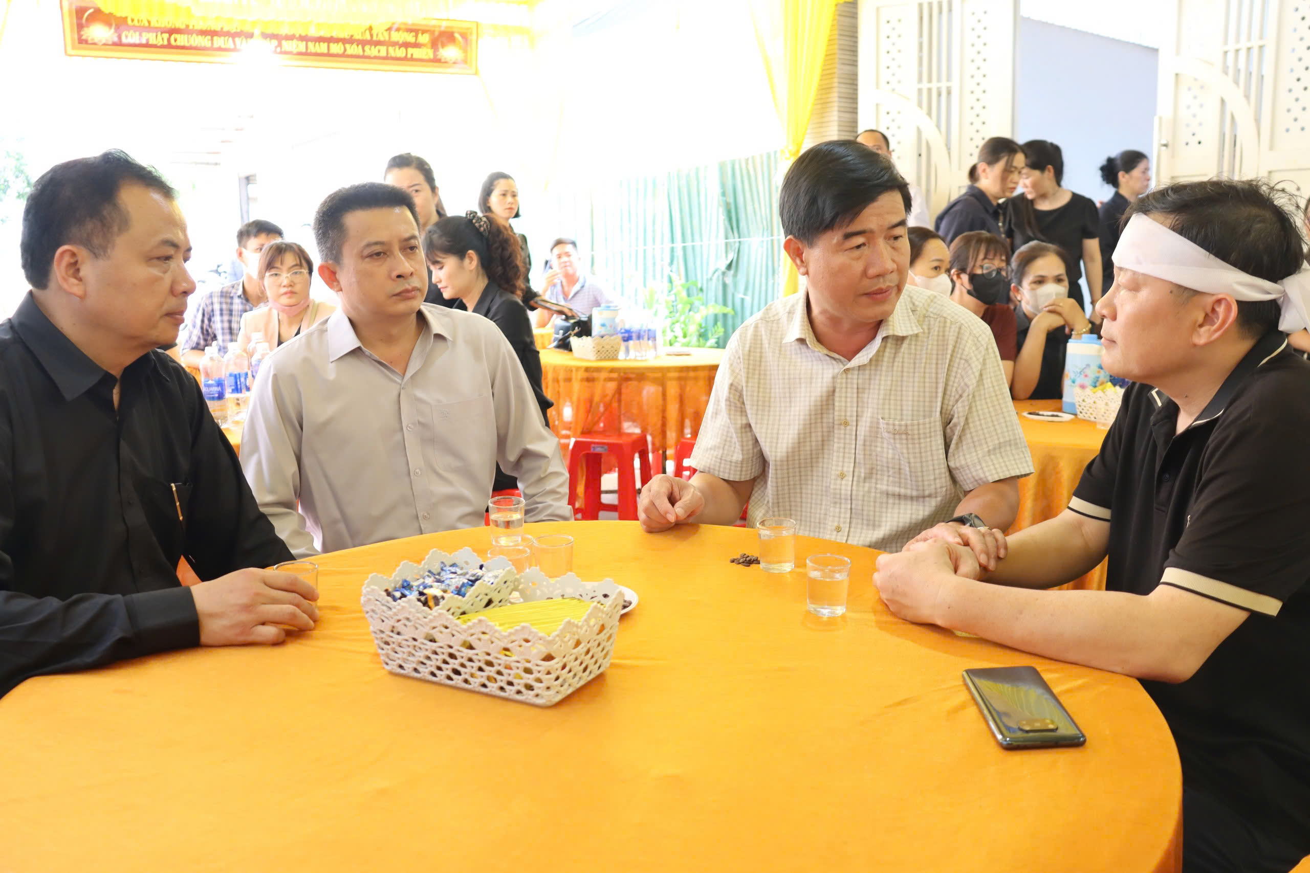 Phó Chủ tịch UBND tỉnh Nguyễn Thiên Văn thăm hỏi, chia buồn với gia đình đồng chí Lê Phước Toàn