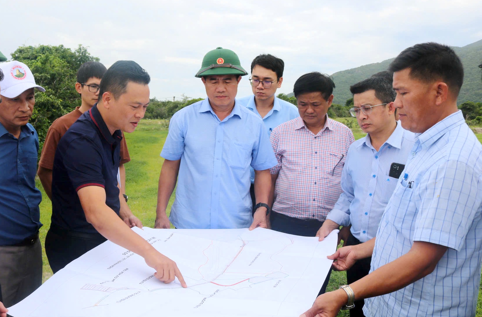 Phó Chủ tịch UBND tỉnh Nguyễn Thiên Văn kiểm tra thực địa các mỏ khoáng sản làm vật liệu xây dựng thông thường