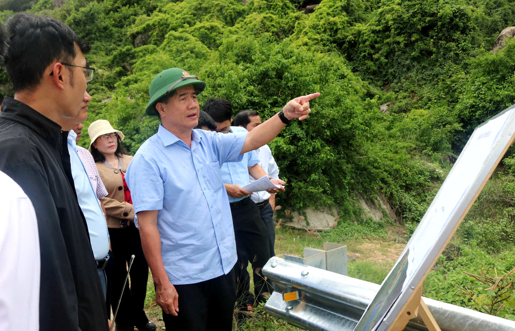 Vice Chairman of the Dak Lak Provincial People’s Committee Nguyen Thien Van inspects mineral mines for common construction materials