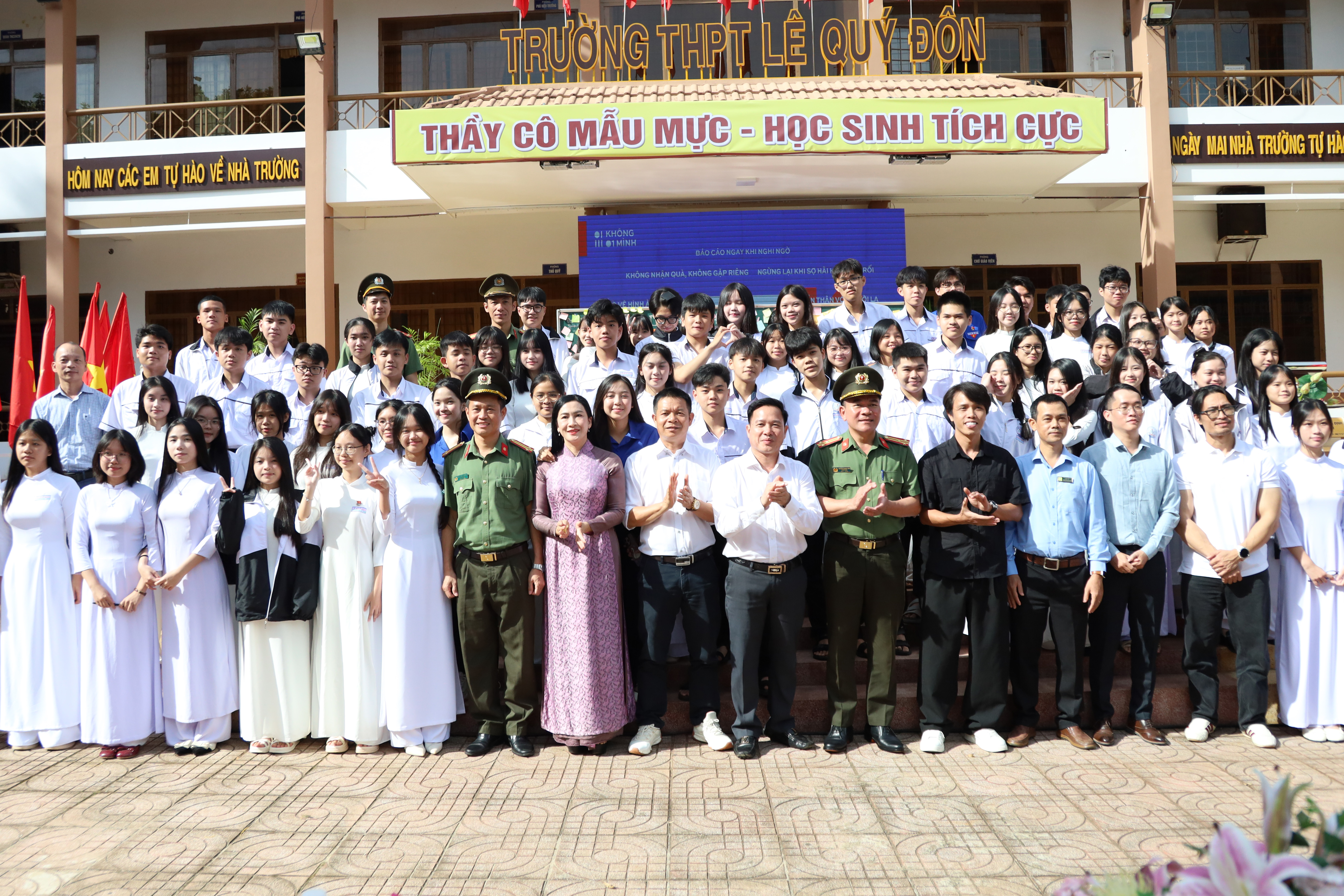 Hơn 3.700 học sinh Đắk Lắk được trang bị 