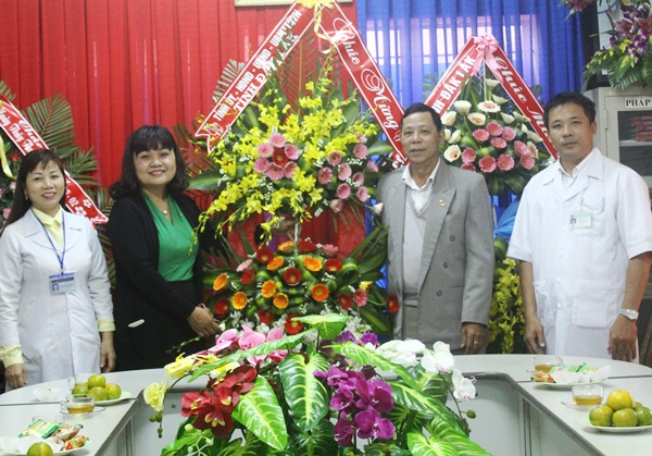 Lãnh đạo tỉnh thăm, chúc mừng các đơn vị y tế nhân Ngày Thầy thuốc Việt Nam 27/2