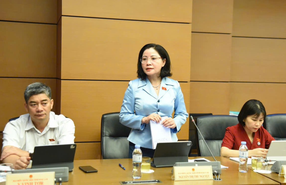 Đoàn đại biểu Quốc hội tỉnh Đắk Lắk thảo luận, góp ý các dự thảo luật lĩnh vực giáo dục, viên chức và hàng không