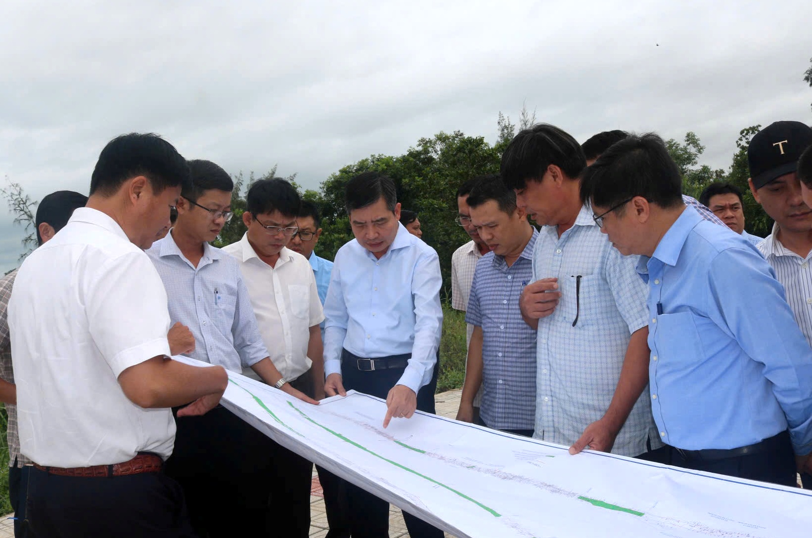 Chủ tịch UBND tỉnh Tạ Anh Tuấn kiểm tra thực tế tiến độ giải phóng mặt bằng tuyến đường bộ ven biển