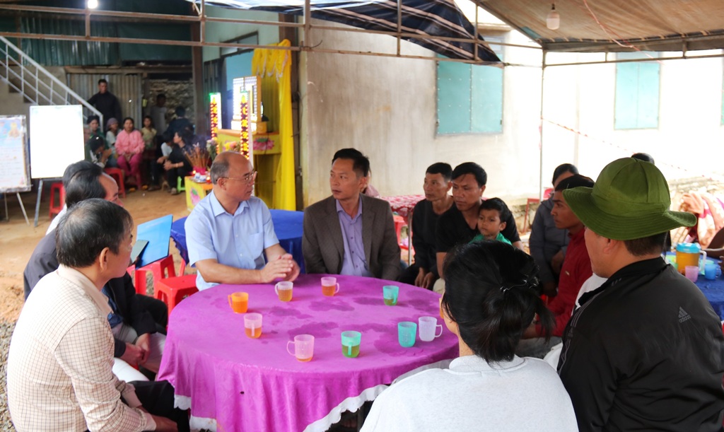 Phó Chủ tịch UBND tỉnh Trương Công Thái thăm viếng các nạn nhân tử vong do sập móng nhà