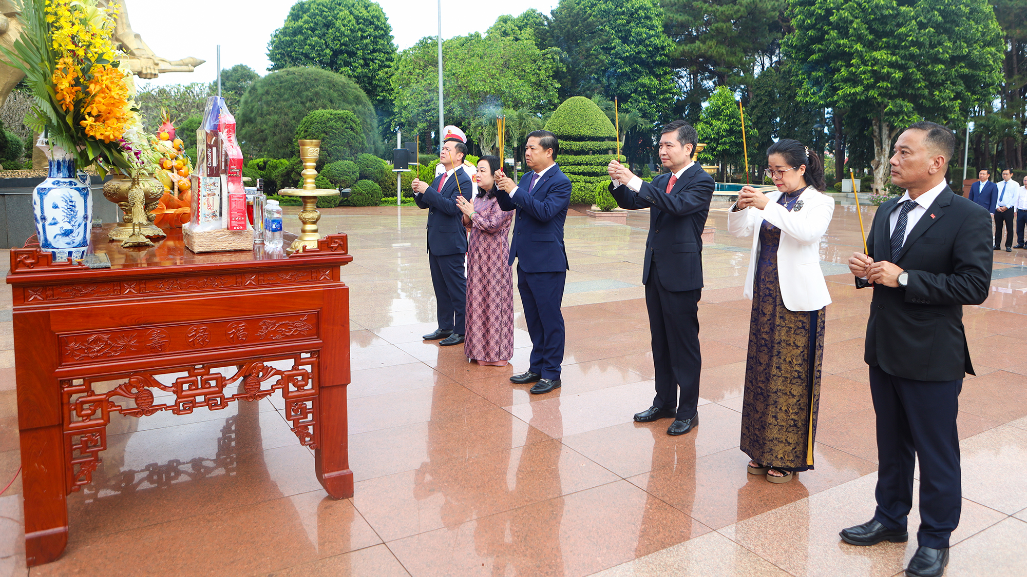 Đoàn đại biểu dự Đại hội thi đua yêu nước tỉnh Đắk Lắk viếng Nghĩa trang liệt sĩ tỉnh