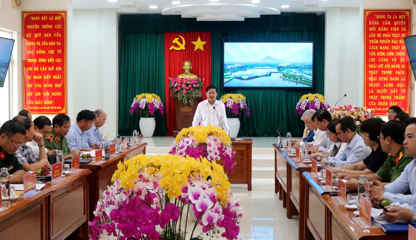 Bí thư Tỉnh ủy  Lương Nguyễn Minh Triết làm việc với phường Tuy Hòa về triển khai mô hình chính quyền 2 cấp