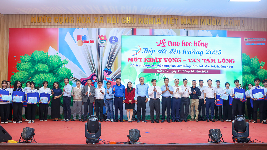 Trao học bổng “Tiếp sức đến trường” dành cho 143 tân sinh viên có hoàn cảnh khó khăn, giàu nghị lực.