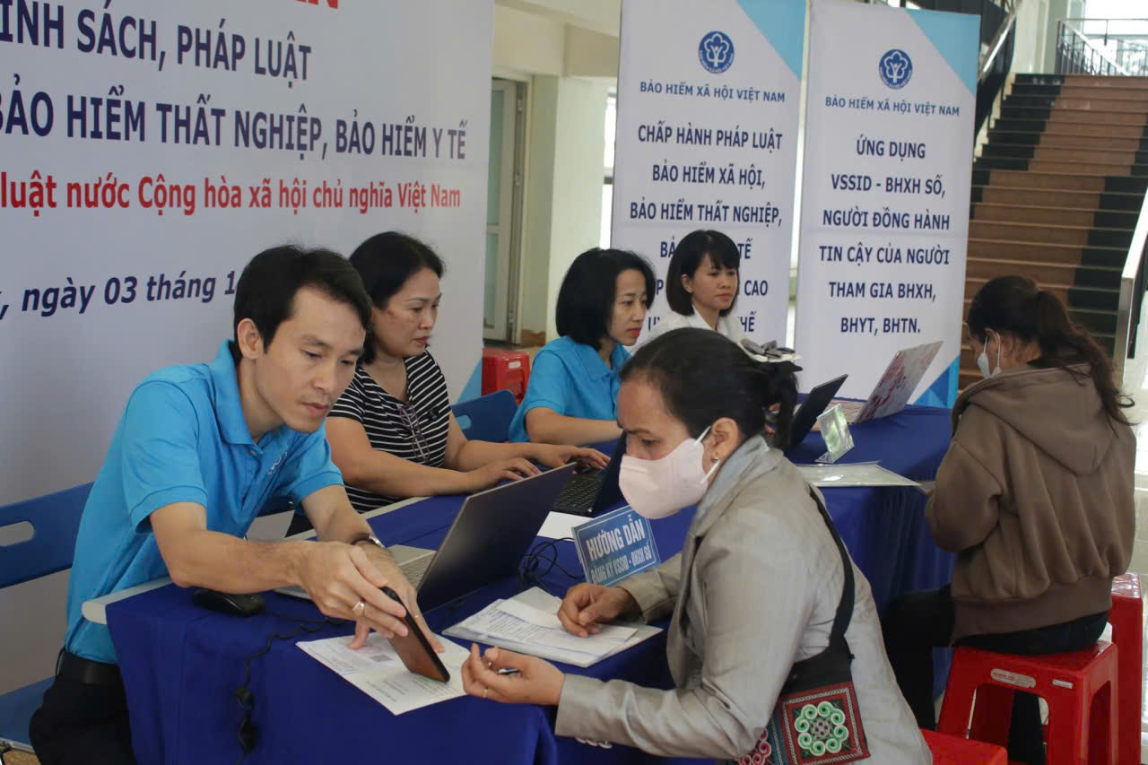 Triển khai điểm tư vấn chính sách, pháp luật về bảo hiểm y tế, bảo hiểm xã hội nhân Ngày Pháp luật Việt Nam