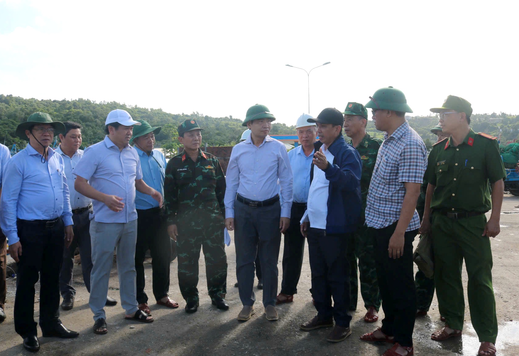 Chủ tịch UBND tỉnh kiểm tra công tác phòng, chống bão số 13 tại các địa bàn xung yếu, khu neo đậu tàu thuyền, vùng nuôi trồng thủy sản