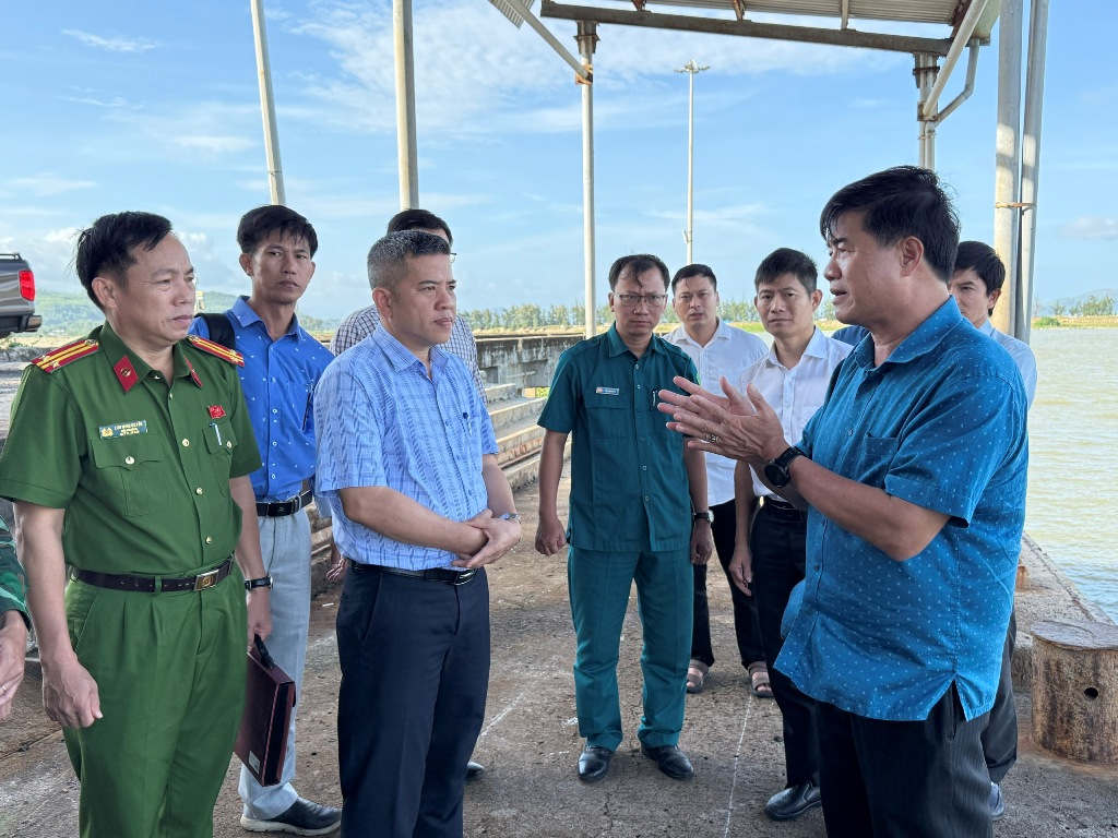 Phó Chủ tịch UBND tỉnh Nguyễn Thiên Văn kiểm tra công tác ứng phó lụt, bão số 13 tại Cảng cá Tiên Châu