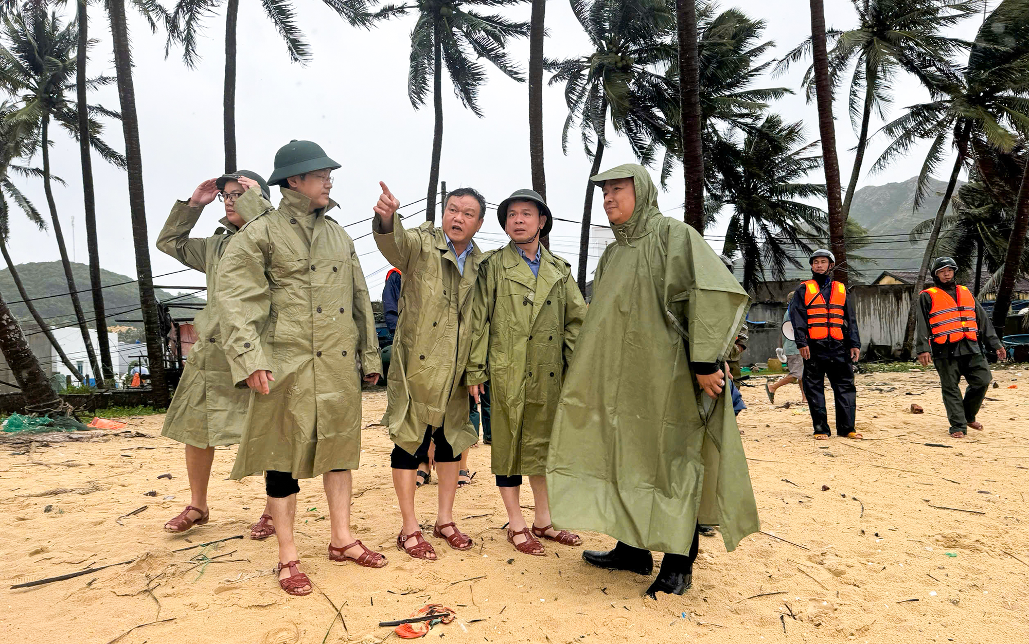 Phó Bí thư Tỉnh ủy Đỗ Hữu Huy kiểm tra công tác phòng, chống và khắc phục hậu quả mưa lũ tại phường Sông Cầu