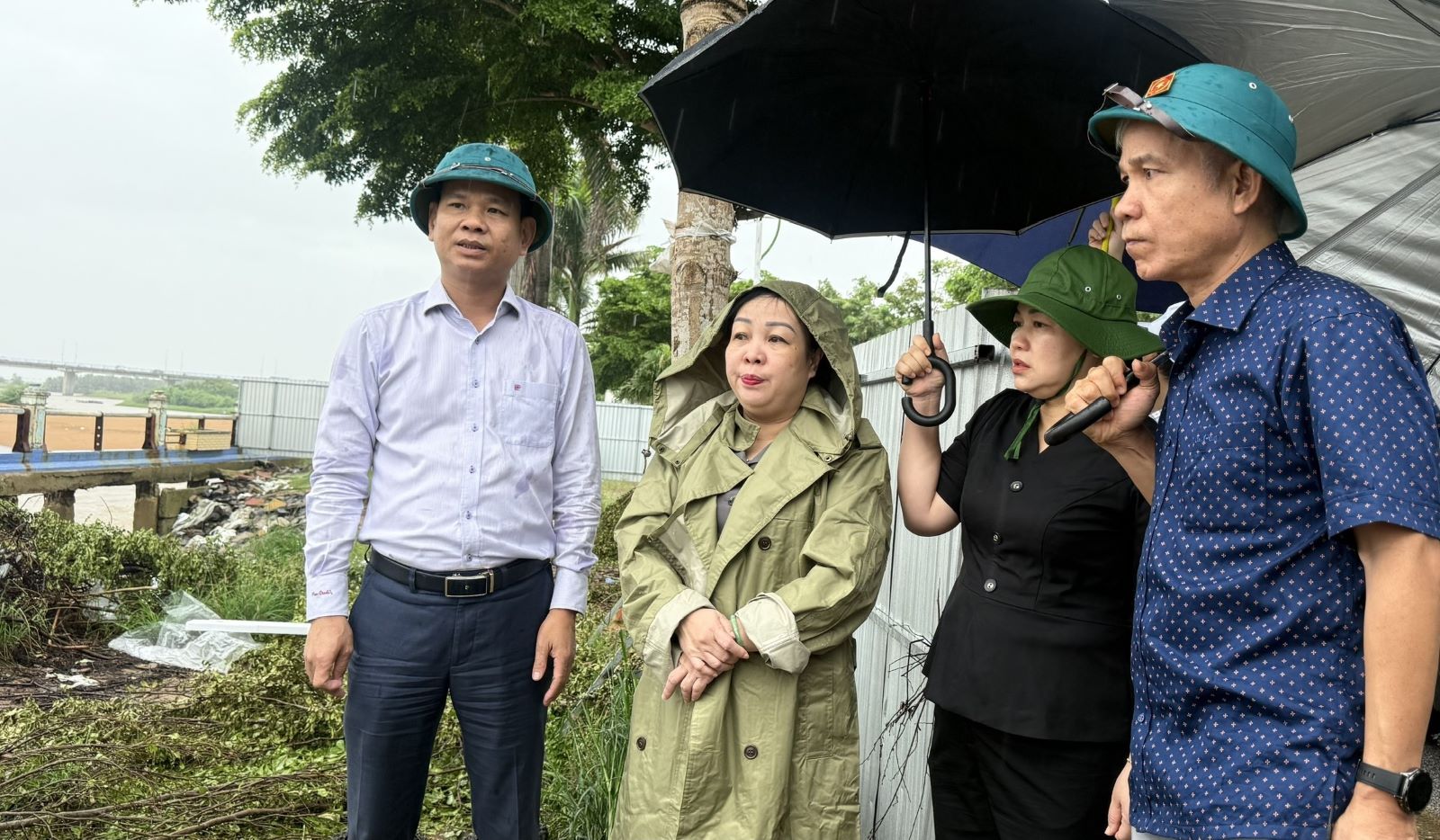 Phó Bí thư Thường trực Tỉnh ủy, Chủ tịch HĐND tỉnh Đắk Lắk Cao Thị Hòa An kiểm tra tình hình sạt lở kè Bạch Đằng