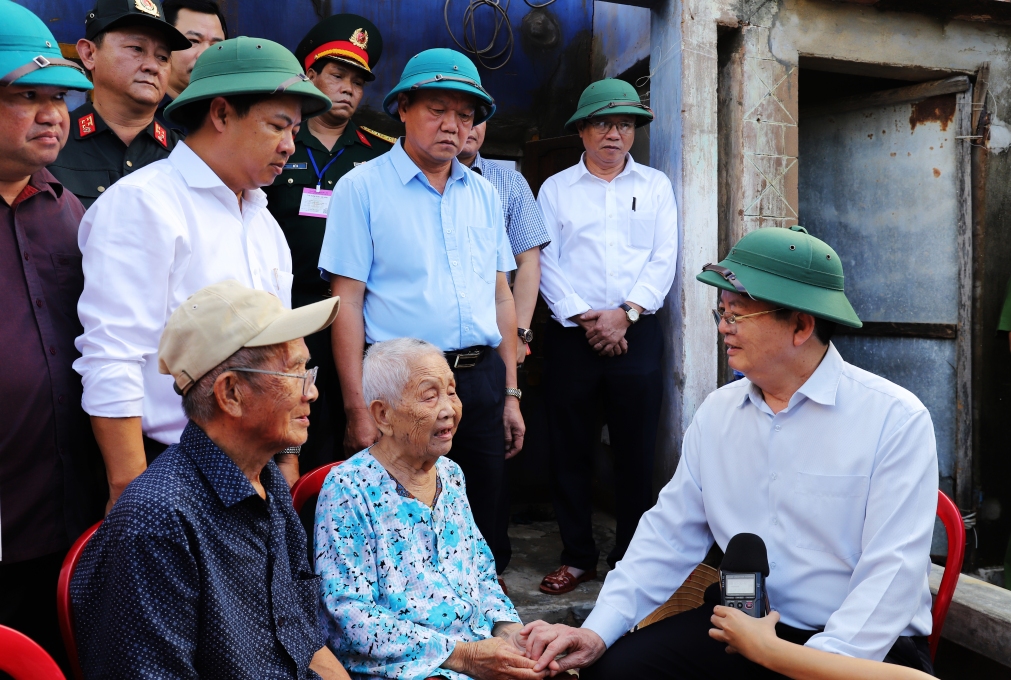 Phó Thủ tướng Chính phủ Mai Văn Chính chia sẻ, động viên người dân vùng bão vượt qua khó khăn