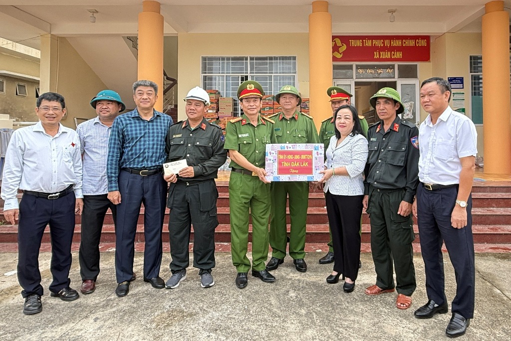 Lãnh đạo tỉnh thăm, động viên các lực lượng hỗ trợ khắc phục hậu quả bão số 13
