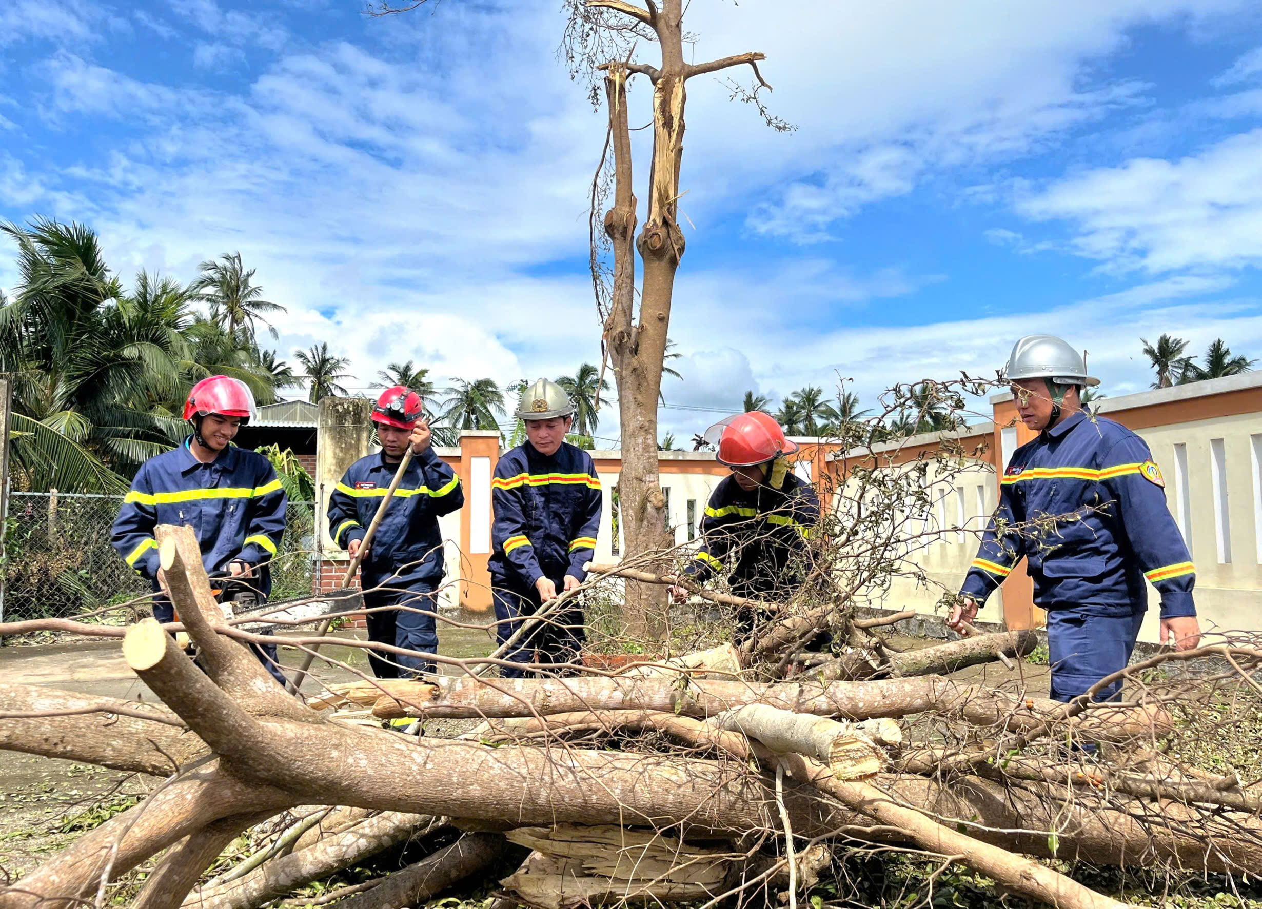 Công an Đắk Lắk nỗ lực giúp người dân sớm trở lại cuộc sống bình thường sau bão số 13