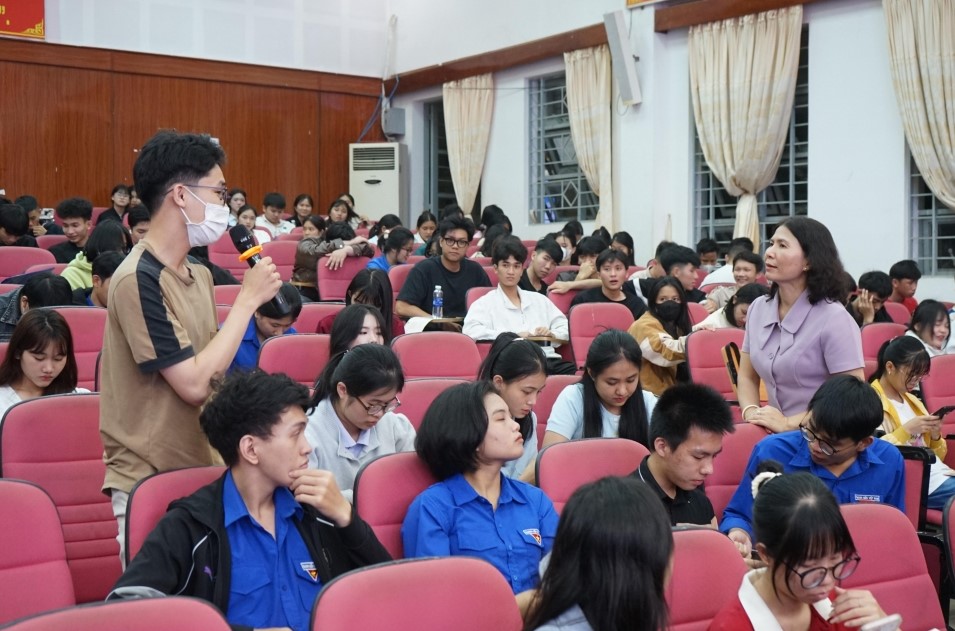 Tuyên truyền chính sách bảo hiểm y tế học sinh, sinh viên tại Trường Đại học Tây Nguyên