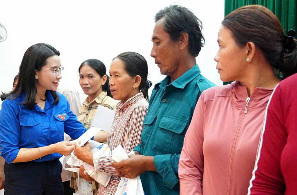 Đoàn công tác của Trung ương Đoàn trao tặng gần 03 tỷ đồng hỗ trợ người dân khắc phục thiệt hại sau bão số 13