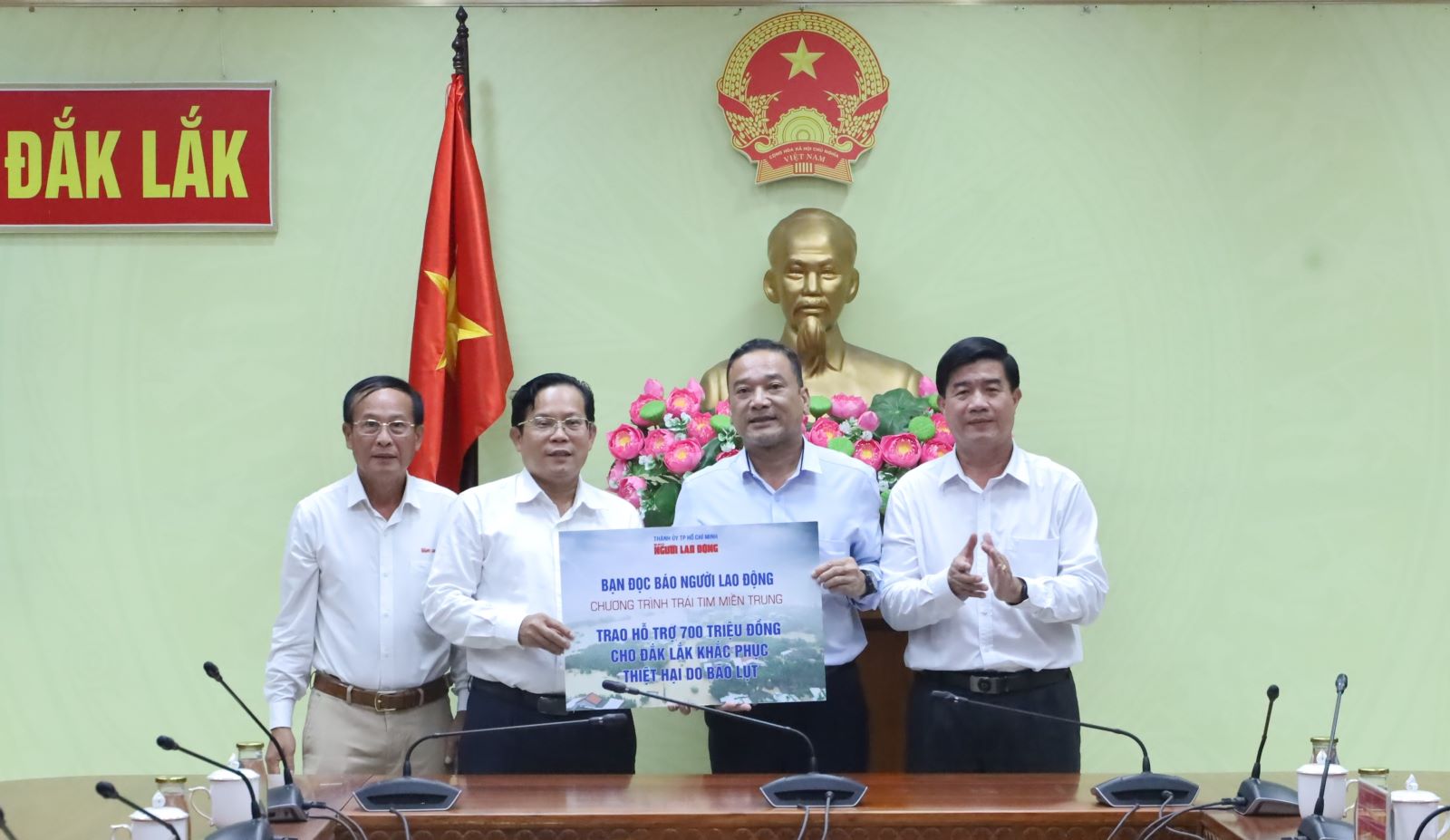 UBND tỉnh Đắk Lắk tiếp nhận hỗ trợ khắc phục hậu quả do bão số 13 từ Báo Người lao động