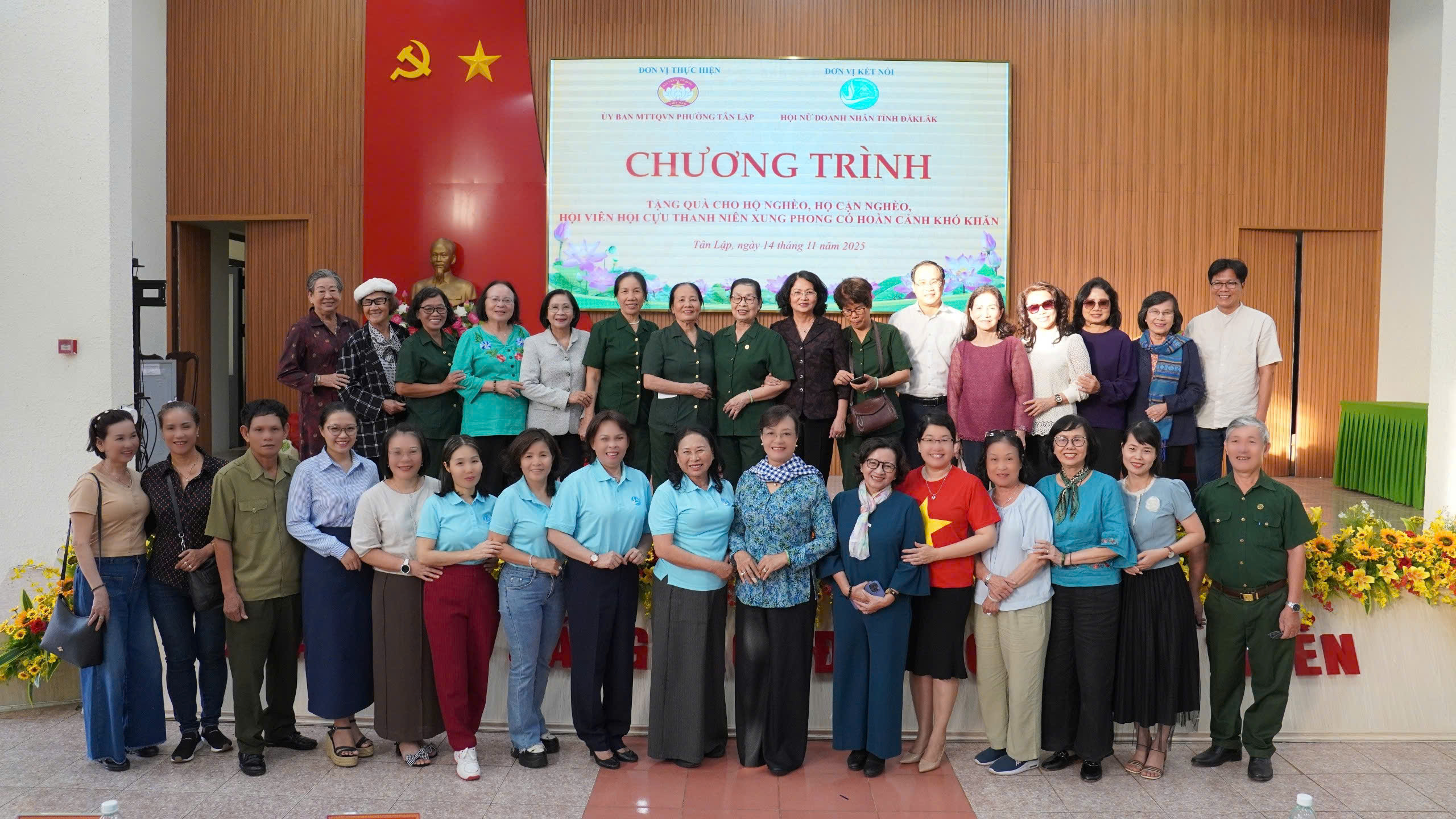 Nguyên Phó Chủ tịch nước Đặng Thị Ngọc Thịnh thăm, tặng quà người dân có hoàn cảnh khó khăn tại Đắk Lắk