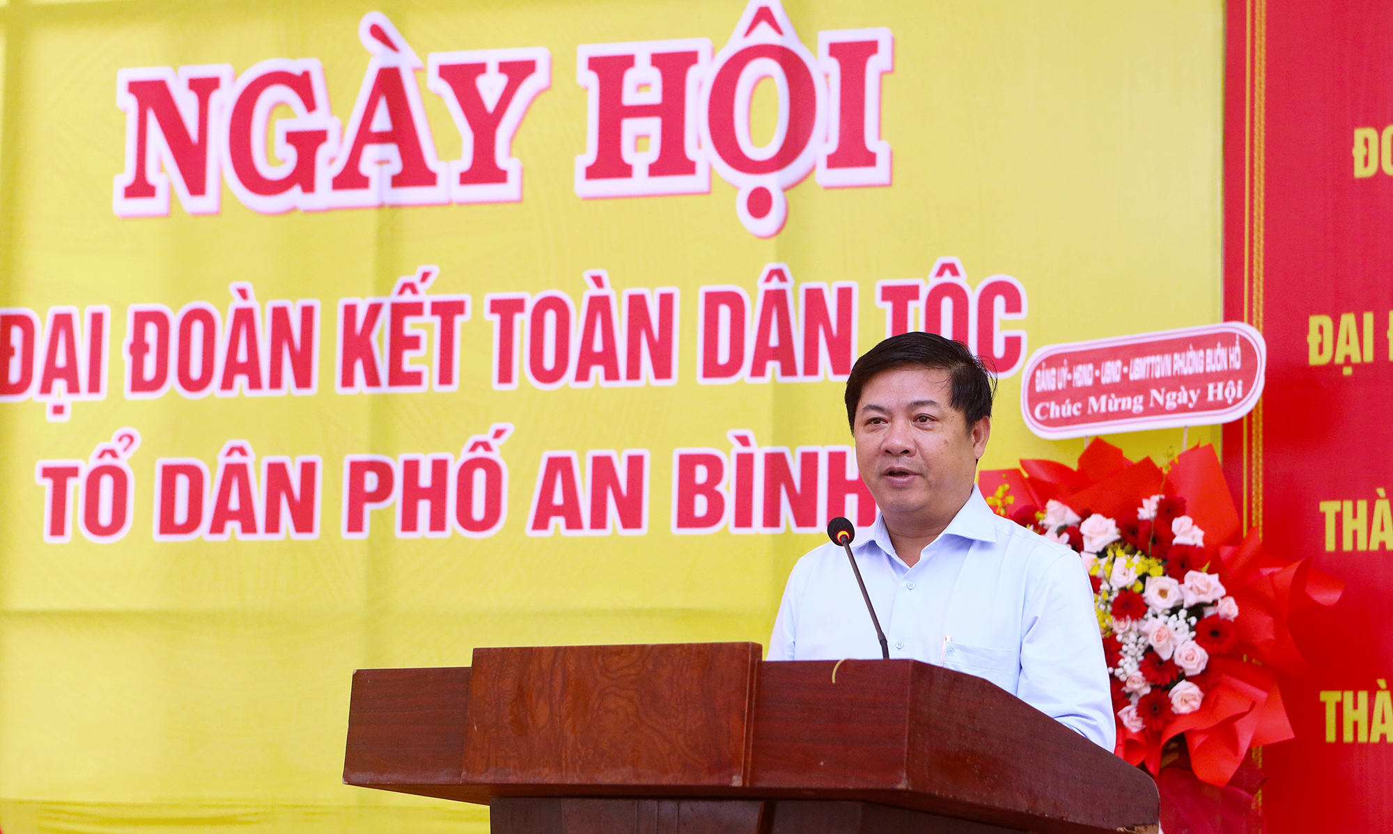 Bí thư Tỉnh ủy Lương Nguyễn Minh Triết chung vui Ngày hội Đại đoàn kết tại phường Buôn Hồ