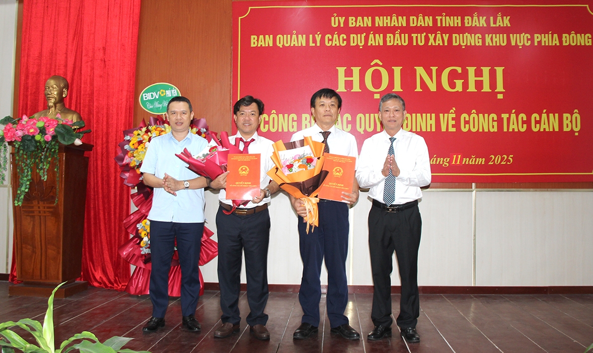 Ban Quản lý các dự án đầu tư xây dựng khu vực phía Đông tỉnh công bố và trao các quyết định bổ nhiệm cán bộ