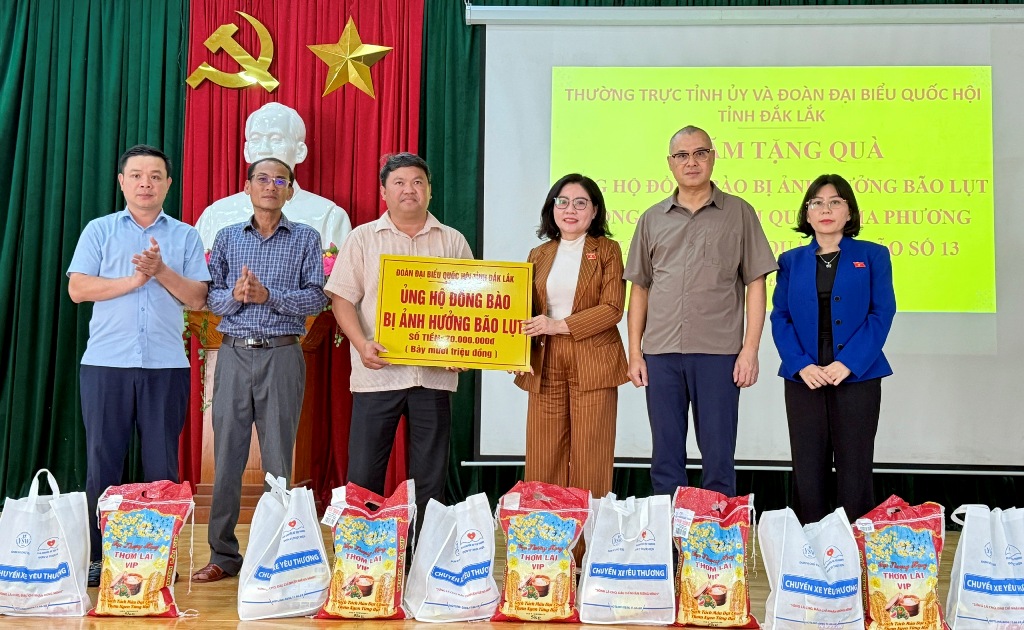 The Standing Committee of the Provincial Party Committee and the Provincial Delegation of National Assembly Deputies visited and presented gifts to residents affected by Storm No. 13
