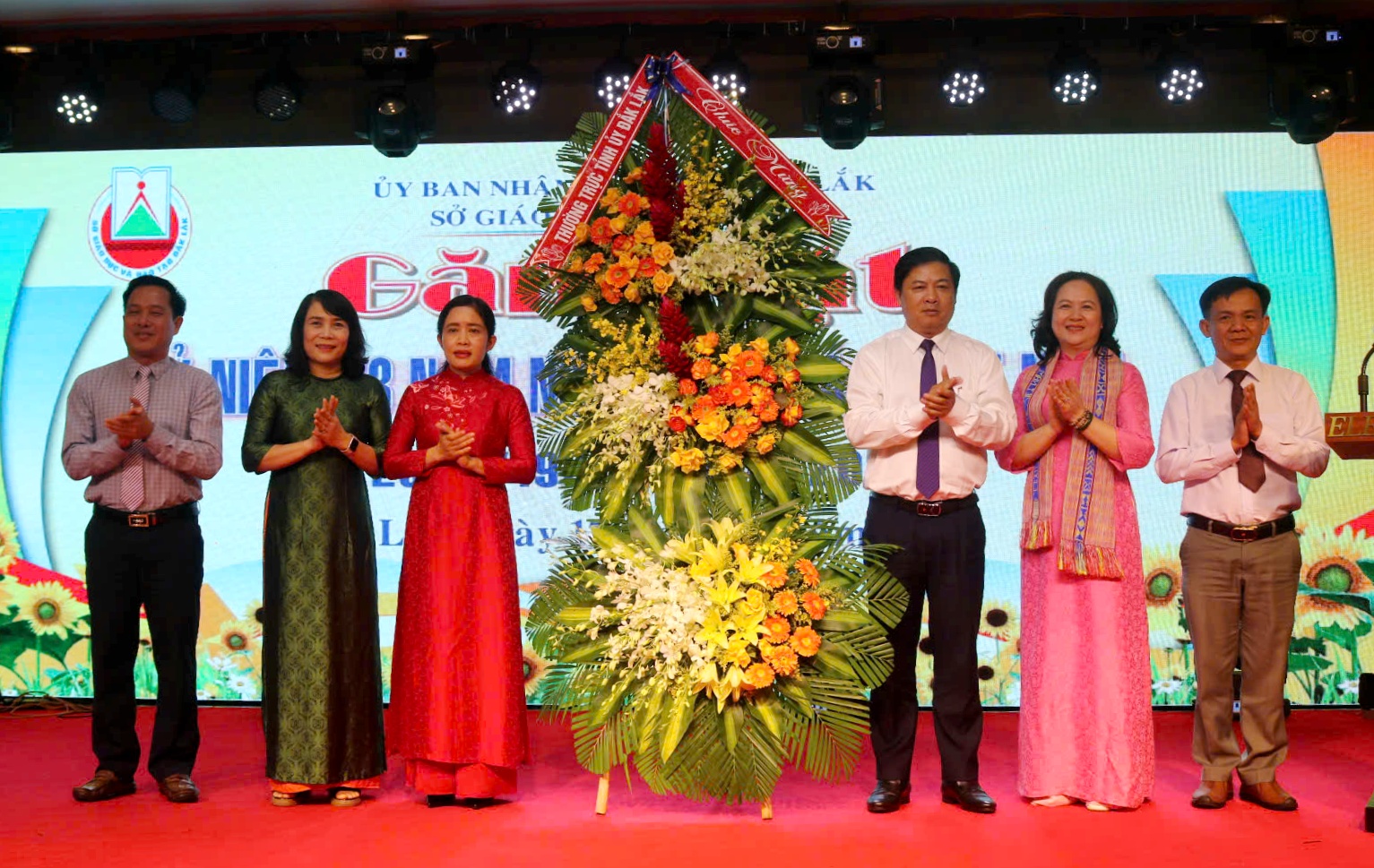 Bí thư Tỉnh ủy dự kỷ niệm 43 năm ngày Nhà giáo Việt Nam