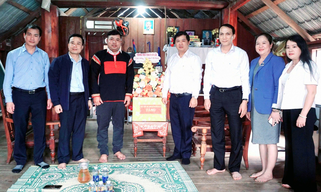 Bí thư Tỉnh ủy thăm, tặng quà nhà giáo tiêu biểu tại xã Hòa Sơn