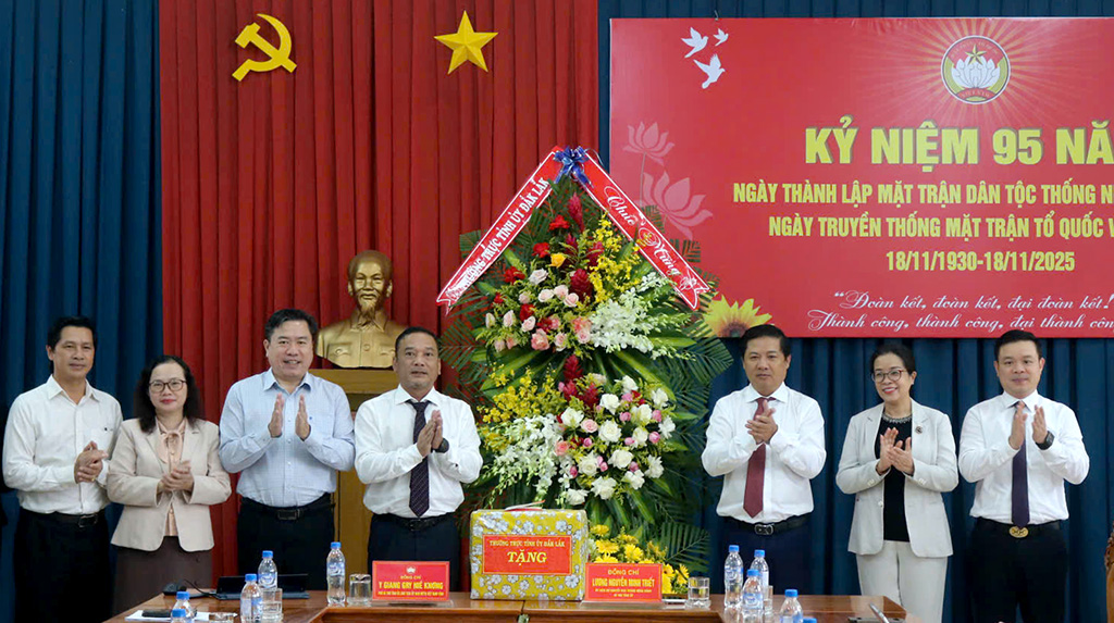 Bí thư Tỉnh ủy Lương Nguyễn Minh Triết chúc mừng Ngày truyền thống Mặt trận Tổ quốc Việt Nam