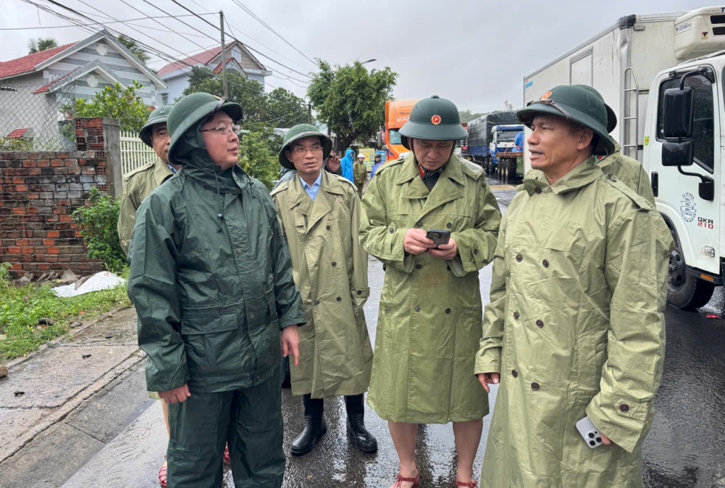 Tận dụng thời gian vàng, cứu dân là nhiệm vụ hàng đầu