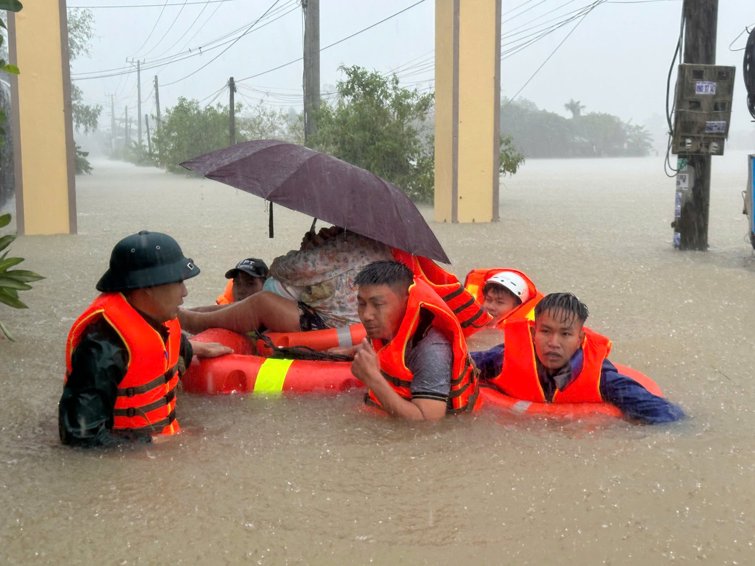 Công an Đắk Lắk tích cực hỗ trợ, giúp đỡ người dân vùng ngập lụt