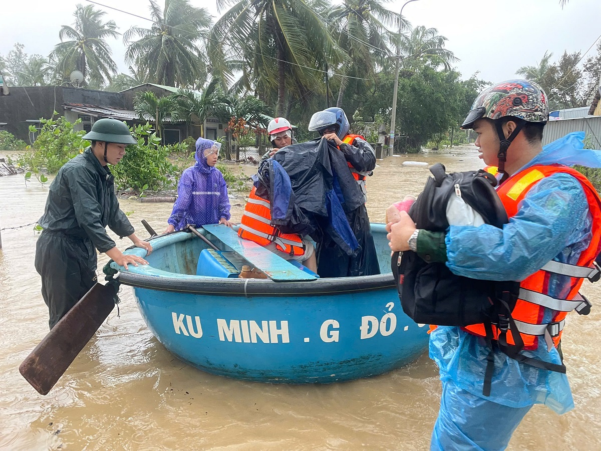 Bộ đội Biên phòng tỉnh Đắk Lắk kịp thời ứng cứu người dân vùng ngập lụt