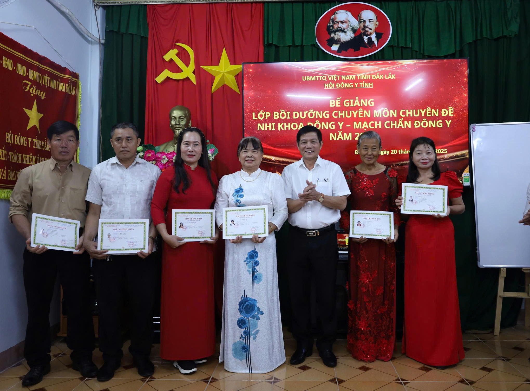 Hội Đông y tỉnh Đắk Lắk bế mạc lớp bồi dưỡng chuyên đề Nhi khoa và mạch chẩn đông y năm 2025.