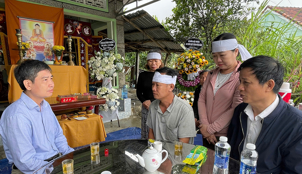 Chủ tịch UBND tỉnh Tạ Anh Tuấn thăm, động viên gia đình nạn nhân thiệt mạng do mưa lũ