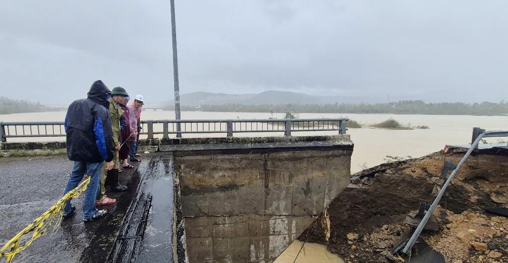 Chủ tịch UBND tỉnh kiểm tra hiện trường, chỉ đạo công tác khắc phục điểm sạt lở tại cầu Lò Gốm
