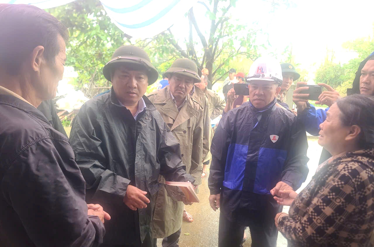 Bí thư Tỉnh ủy thăm hỏi, động viên gia đình nạn nhân thiệt mạng do lũ lụt