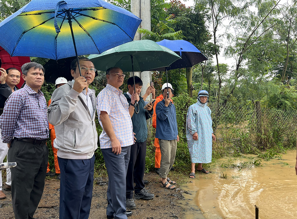 Phó Chủ tịch UBND tỉnh Trương Công Thái thị sát tình hình ngập úng tại Công ty Cổ phần Cấp nước Đắk Lắk