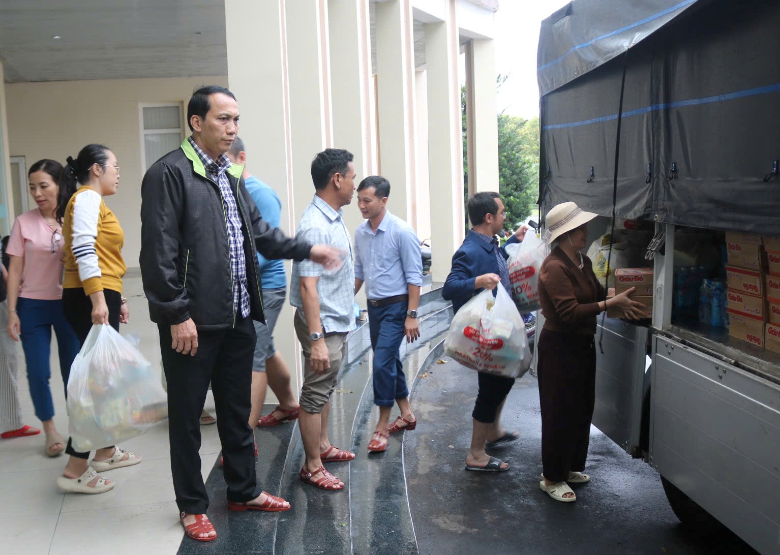 Receiving the First Relief Shipment to Support Flood-Affected Residents in Dak Lak