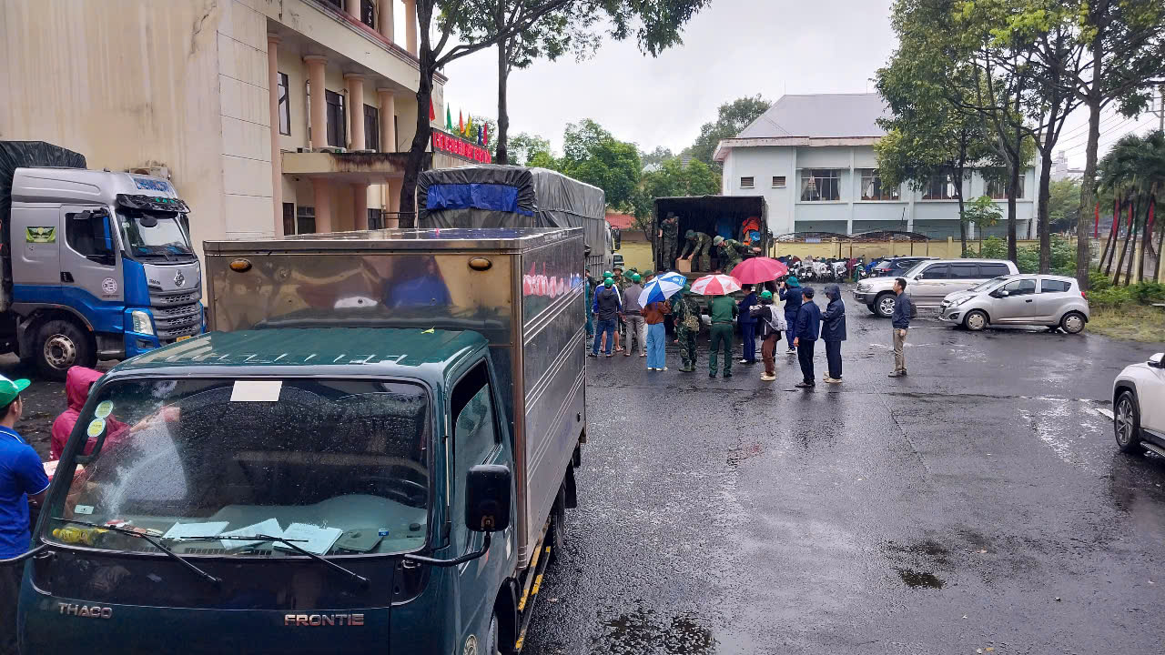 Người dân Đắk Lắk chung tay quyên góp nhu yếu phẩm, gói bánh cứu trợ đồng bào vùng lũ lụt