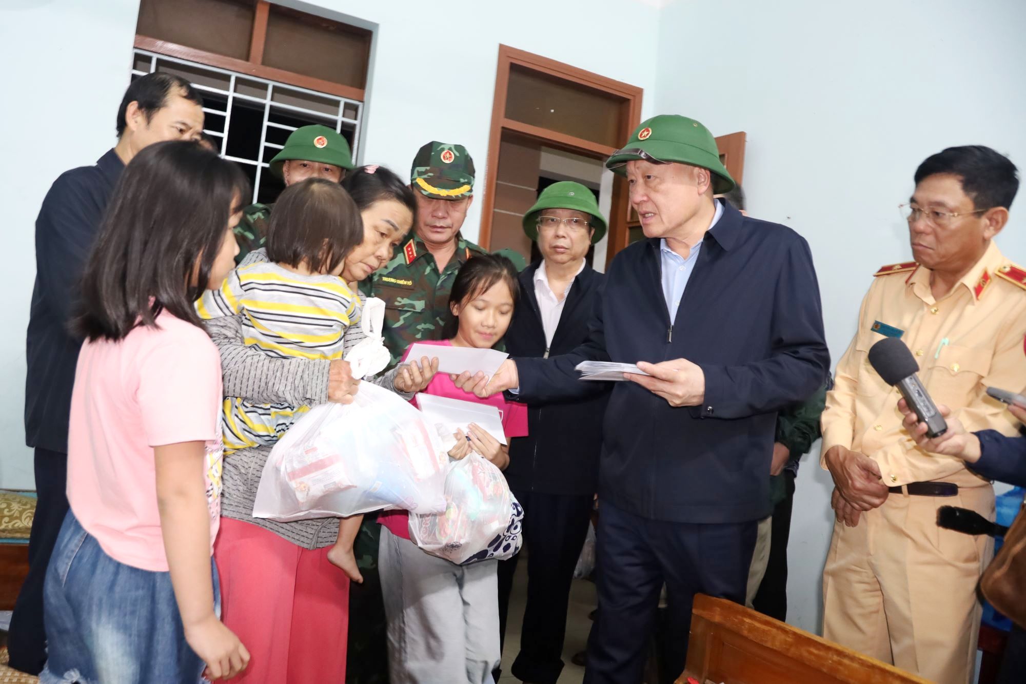 Phó Thủ tướng Thường trực Chính phủ Nguyễn Hòa Bình thăm, động viên người dân vùng lũ tại phường Đông Hòa