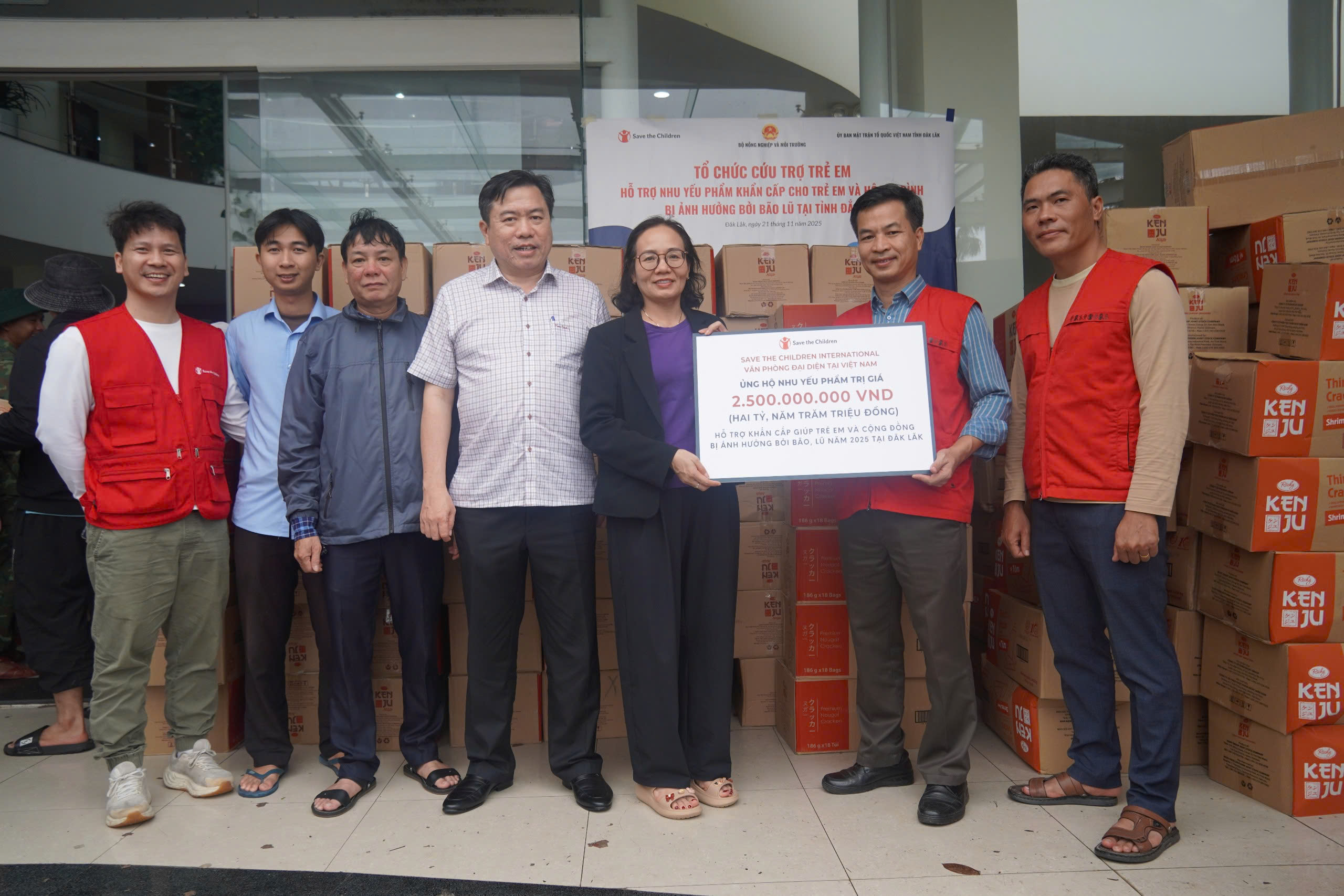 Tổ chức Save the Children chi hơn 2,5 tỷ đồng cứu trợ khẩn cấp trẻ em và người dân bị lũ lụt tại tỉnh Đắk Lắk