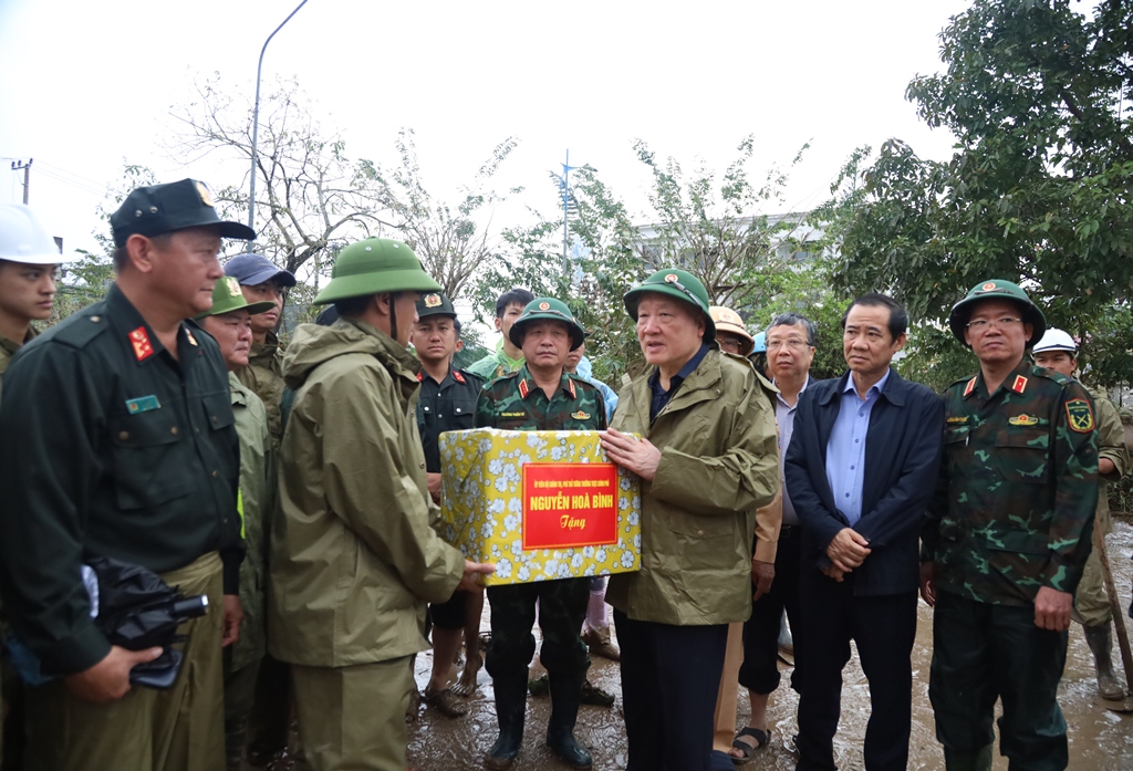 Phó Thủ tướng Thường trực Chính phủ thăm, tặng quà người dân bị ảnh hưởng bởi mưa lũ tại xã Tuy An Tây và xã Đồng Xuân