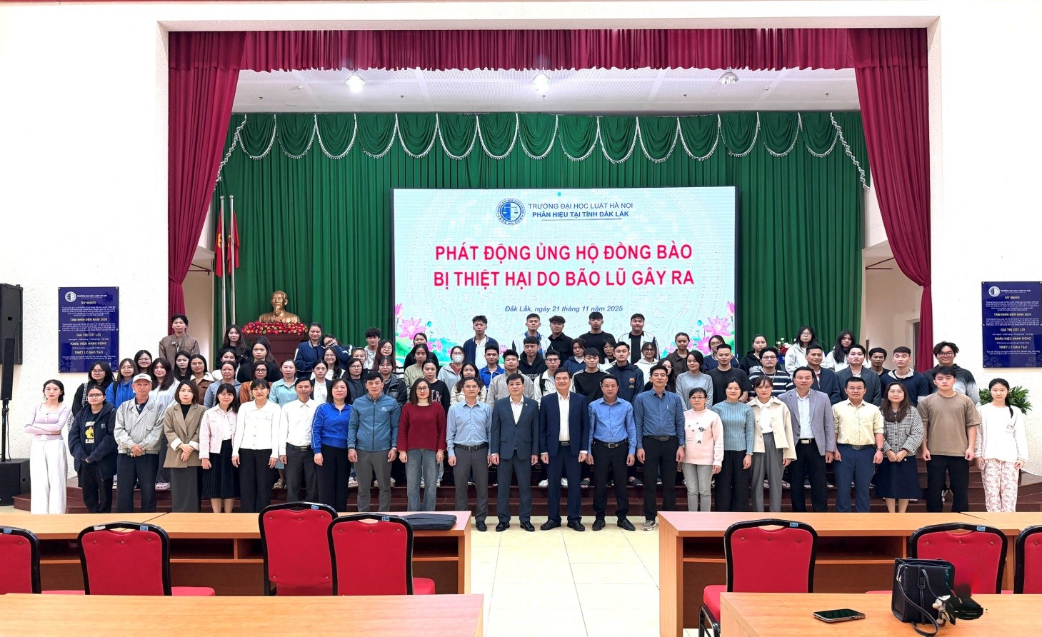 Phân hiệu Trường Đại học Luật Hà Nội tại Đắk Lắk ủng hộ 45 triệu và 1 tấn nhu yếu phẩm gửi đến người dân vùng lũ