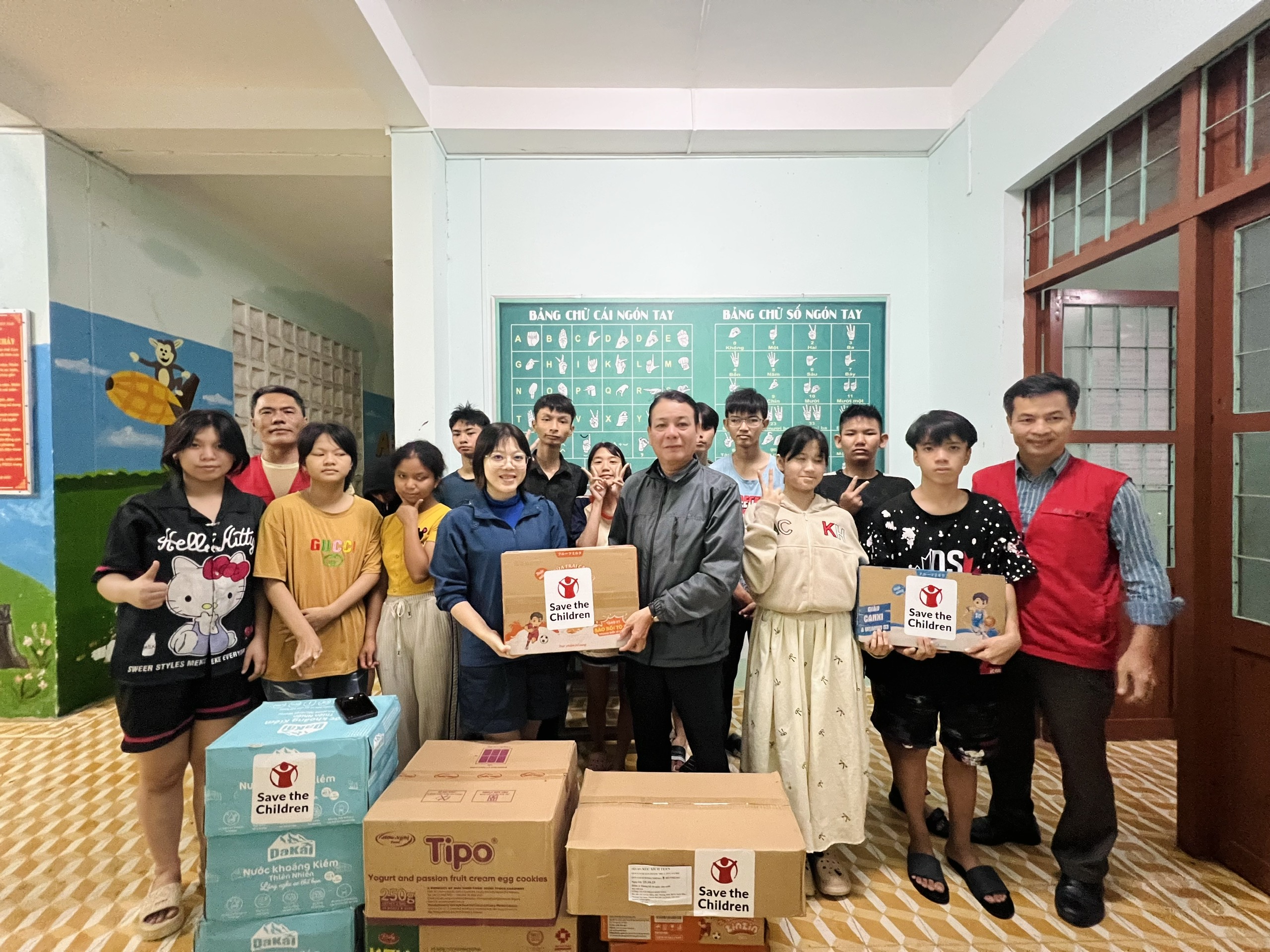 Many international organizations join hands to provide urgent essential goods for the people of Dak Lak