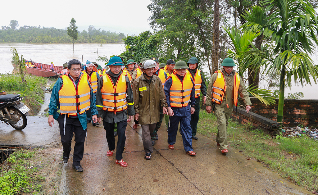 Phó Bí thư Tỉnh ủy Đỗ Hữu Huy kiểm tra tình hình mưa lũ tại môt số khu vực phía Tây