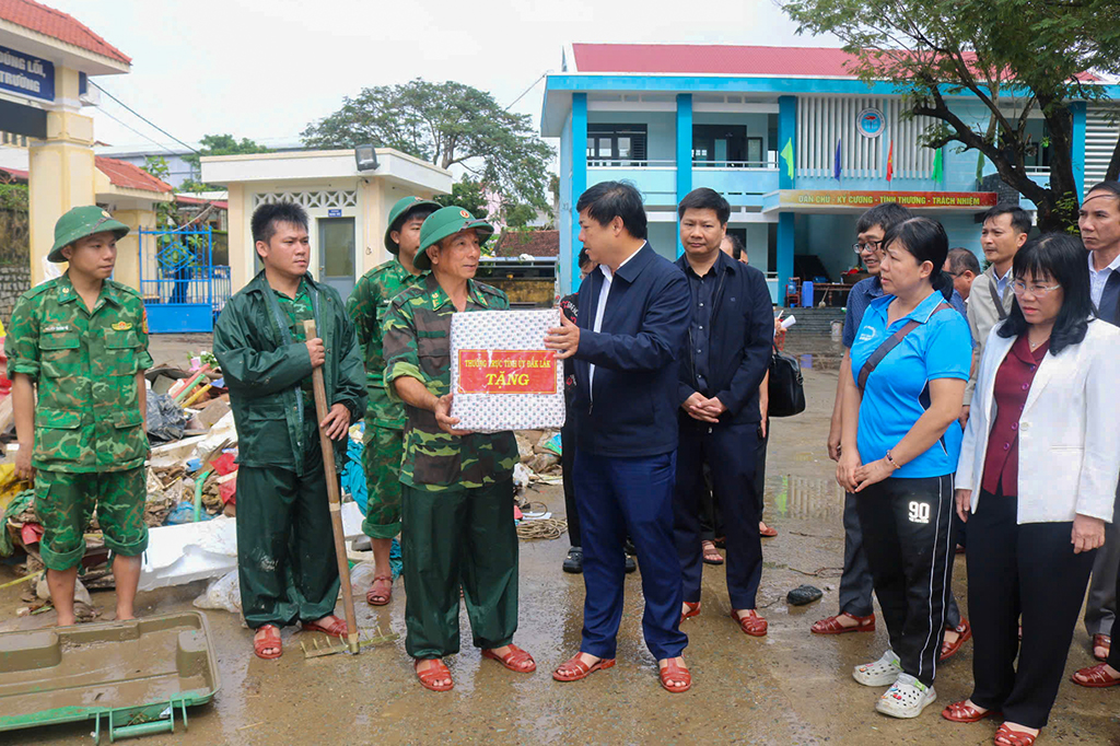 Bí thư Tỉnh ủy kiểm tra tình hình khắc phục thiệt hại do mưa lũ gây ra tại phường Phú Yên