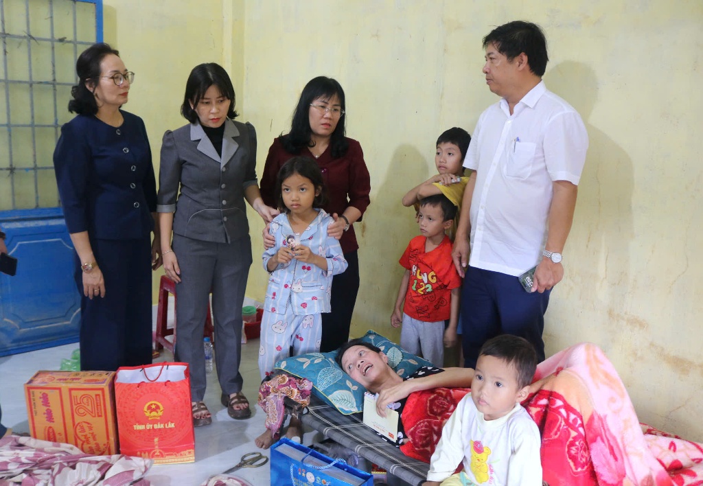 Bí thư Tỉnh ủy kiểm tra và chỉ đạo công tác khắc phục hậu quả mưa lũ tại xã Phú Hòa 2